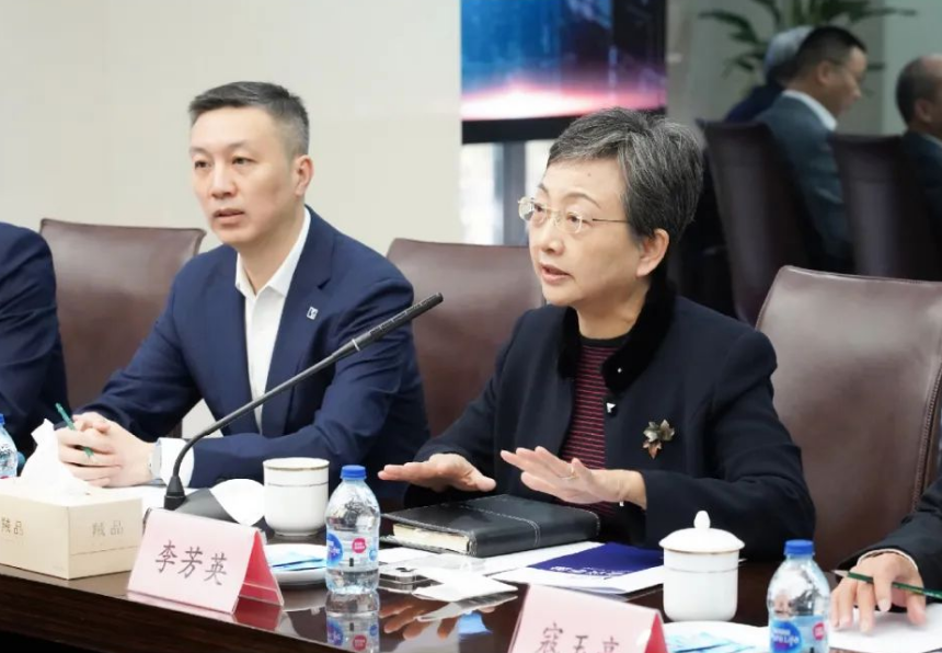 中石化高級(jí)副總裁劉宏斌一行益臨神開(kāi)參觀考察(圖4) 中石化高級(jí)副總裁劉宏斌一行益臨神開(kāi)參觀考察(圖4)