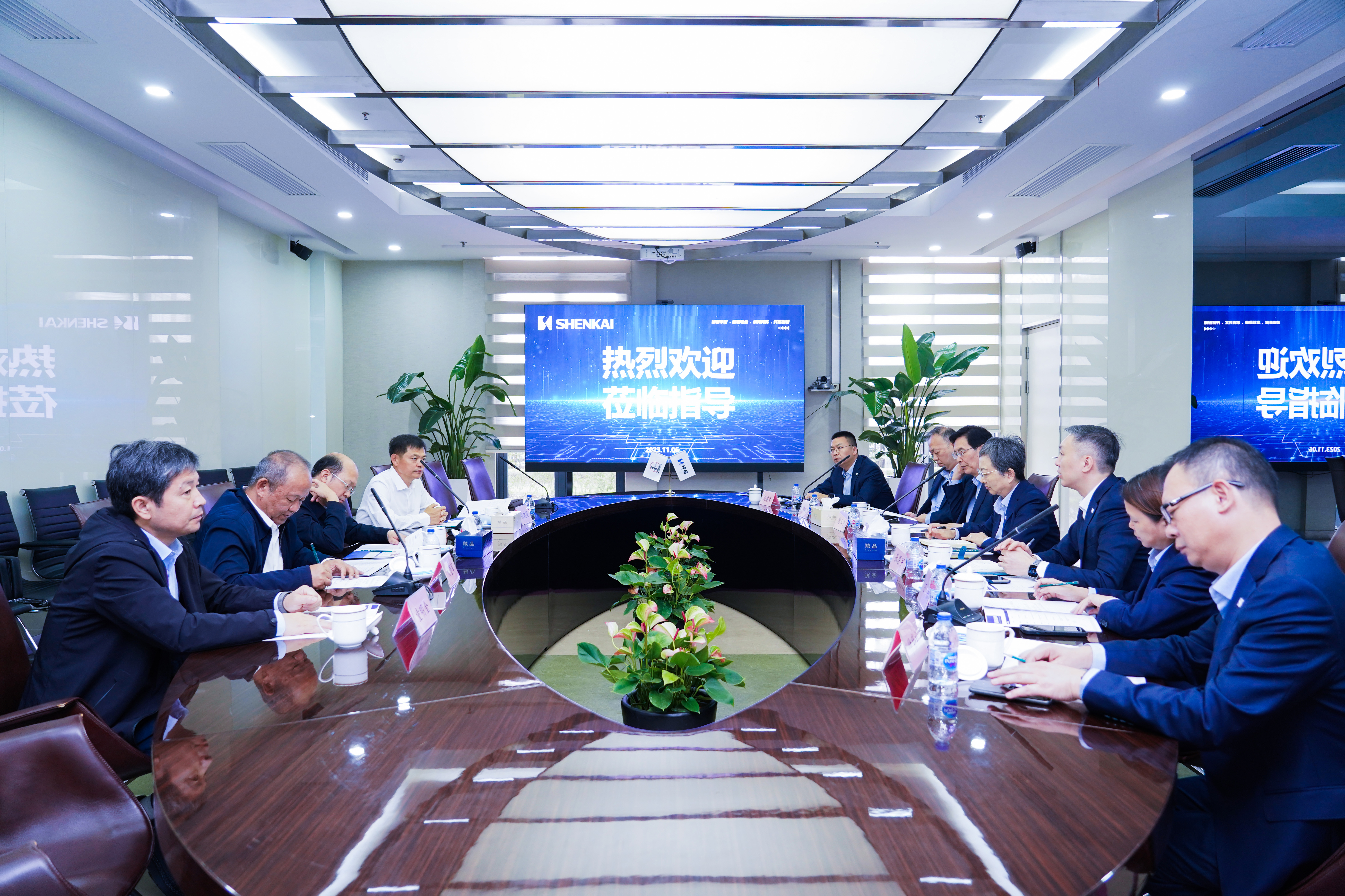 中國石化領(lǐng)導劉會友、張建闊一行蒞臨神開參觀考察(圖1)